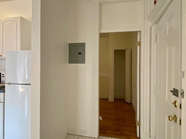 Foto del edificio - Large, sunny 2 bed unit in a prime location in Allston.