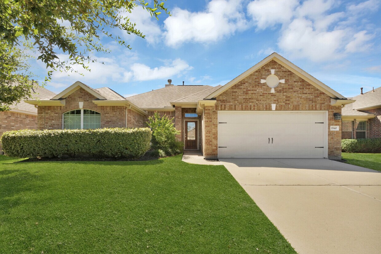 Foto principal - 1940 Golden Creek Ln
