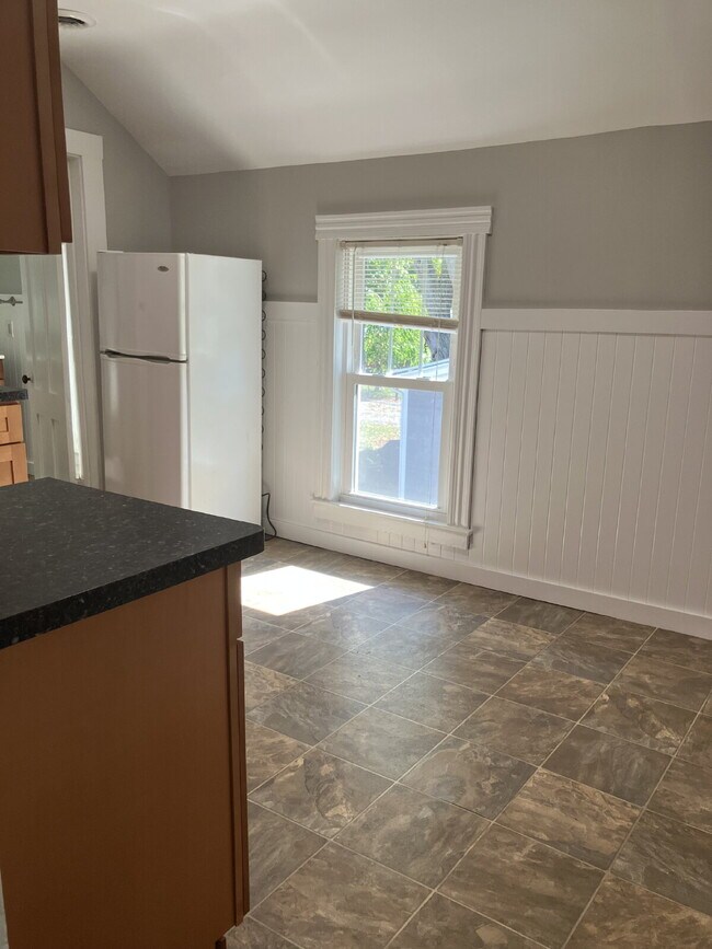 Foto del edificio - Available October 1 in the Village of Fairport!  2 Bedroom 1 bath upper apartment for $1,515/mo