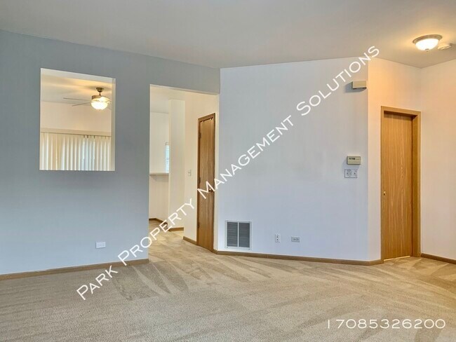 Building Photo - 2 Bedroom Townhome - Easy Access to I88