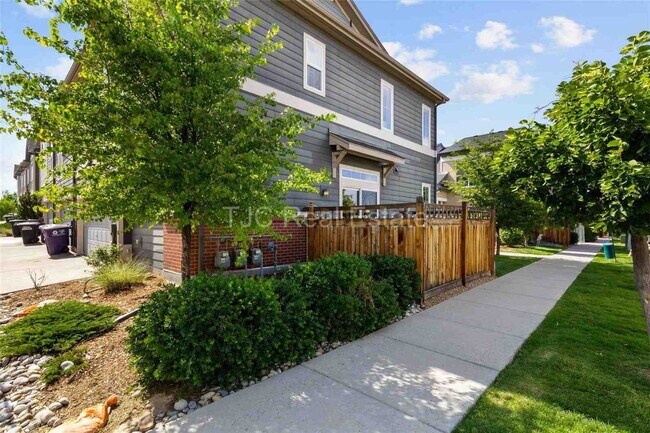 Foto del edificio - Fenced Side-Yard!