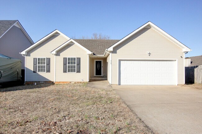 Building Photo - 3 bed 2 bath Fenced yard.  Heart of St. B.  Hurry.
