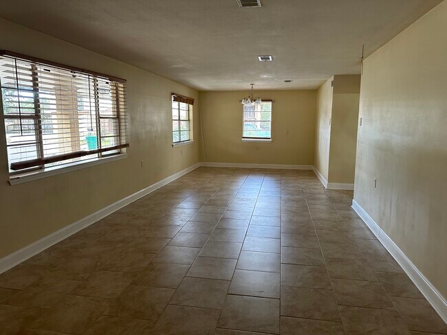 Building Photo - 617 Legendre Dr