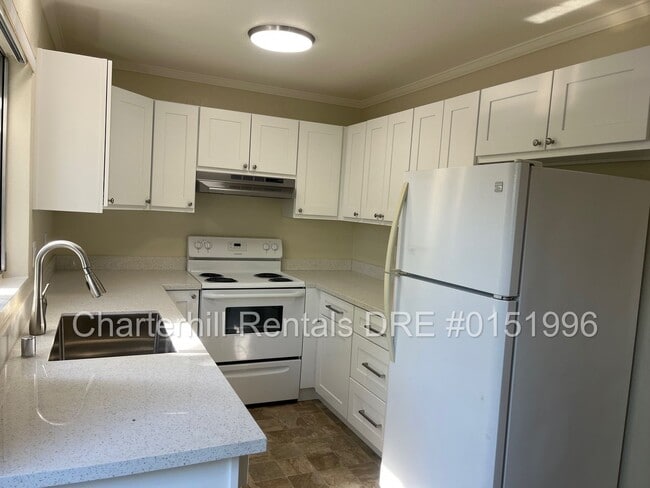 Building Photo - 2 bedroom/1.5 bath townhome with new kitch...