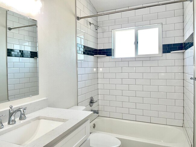 Building Photo - Beautifully Updated and Spacious home in t...