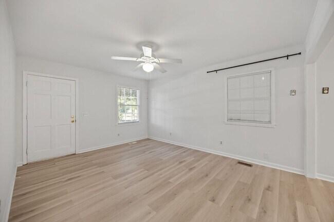 Foto del edificio - Updated Ranch in North Raleigh, New Floors and Paint, Rear Deck, Pet Friendly!