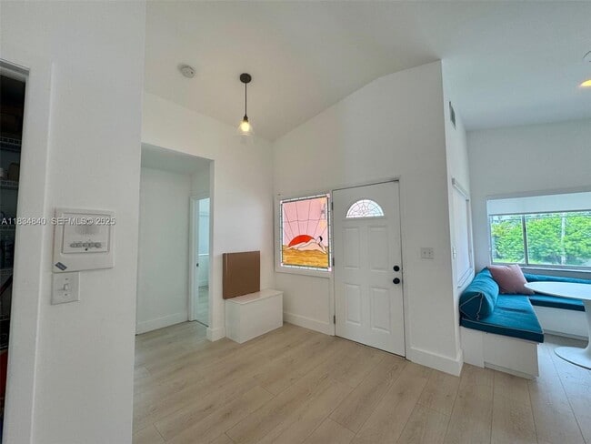 Building Photo - 10911 N Bayshore Dr