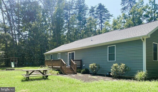 Foto del edificio - 64 Hemlock Ln
