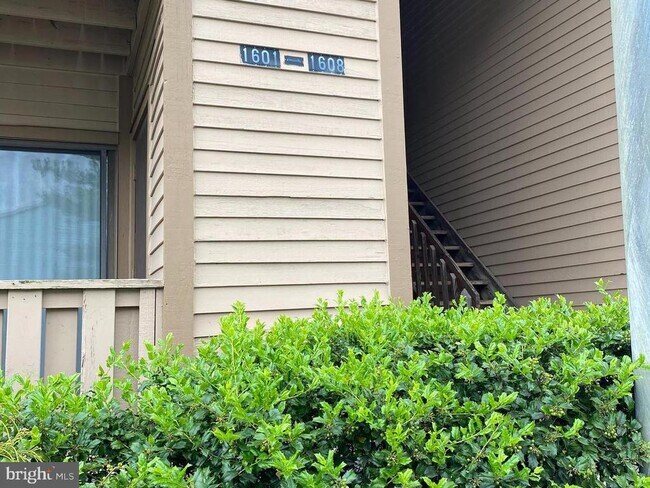 Foto del edificio - 1607 WOODHOLLOW Dr