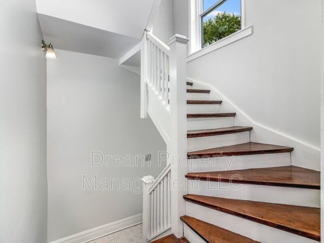 Building Photo - 6406 S Maplewood Ave