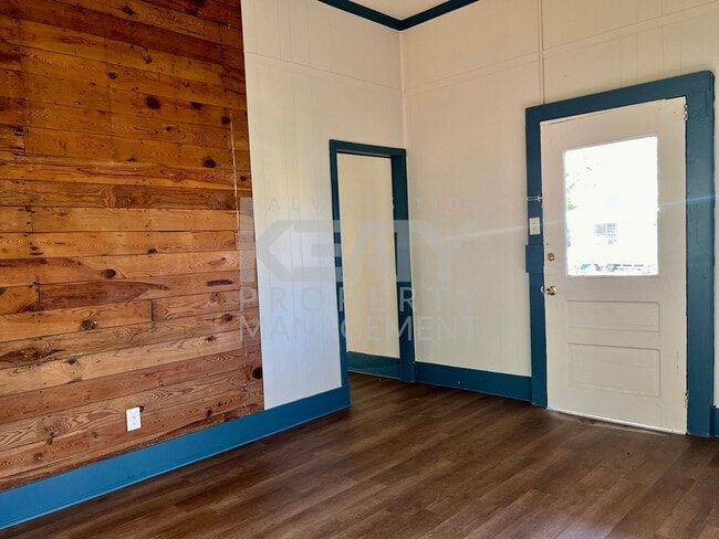Building Photo - 2 Bedroom, 1 Bathroom House is Available Now!