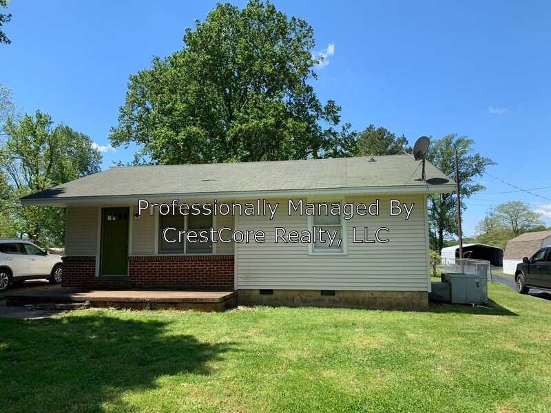 Primary Photo - 904 N Main St