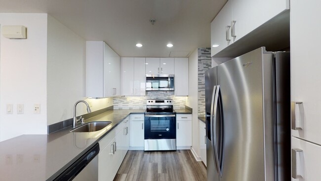 Interior Photo - 388 Beale