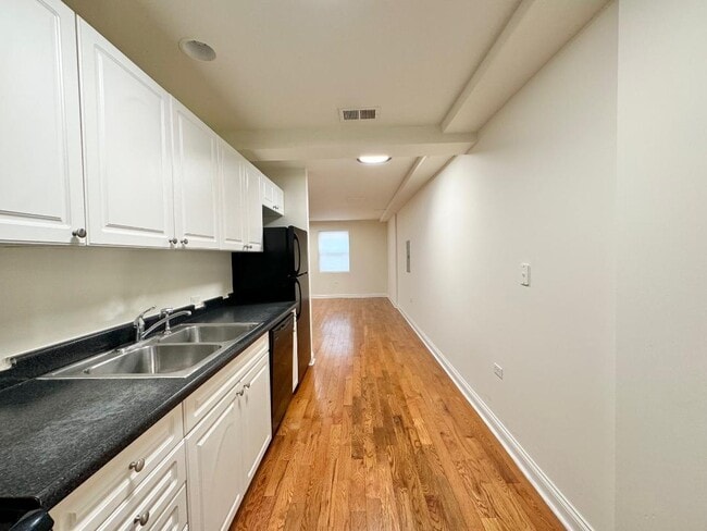 Building Photo - 6702 N Hermitage Ave