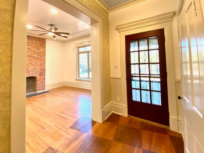 Entrada. - 1321 Highland St