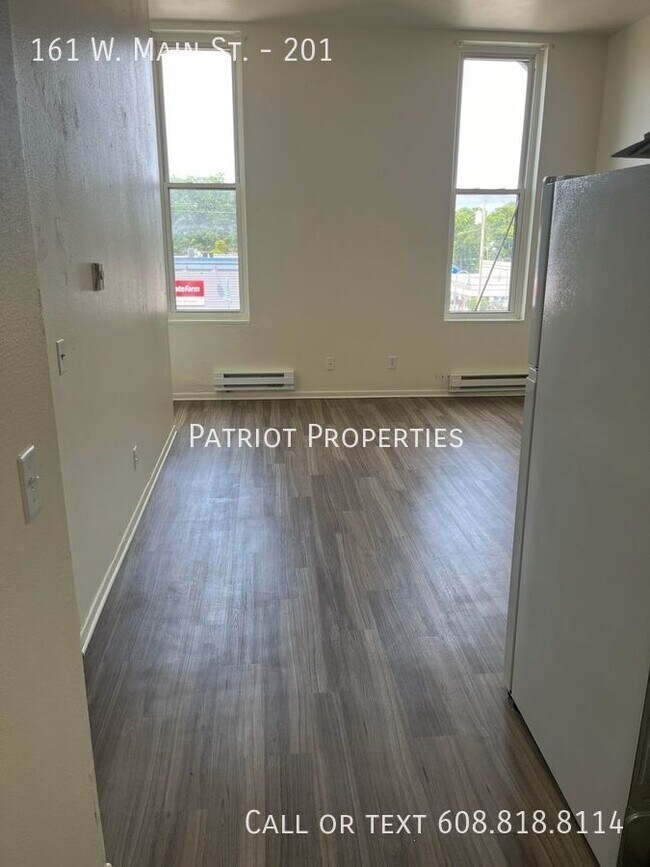 Building Photo - 2 bedroom/ 1 bath apartment in Whitewater, WI