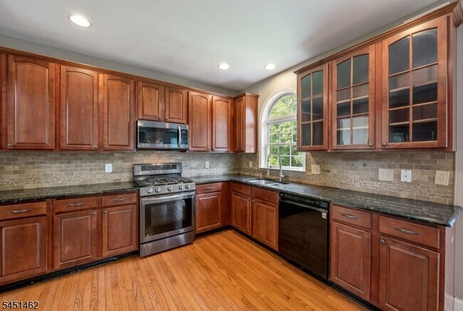 Foto del edificio - 23 Hill Hollow Rd