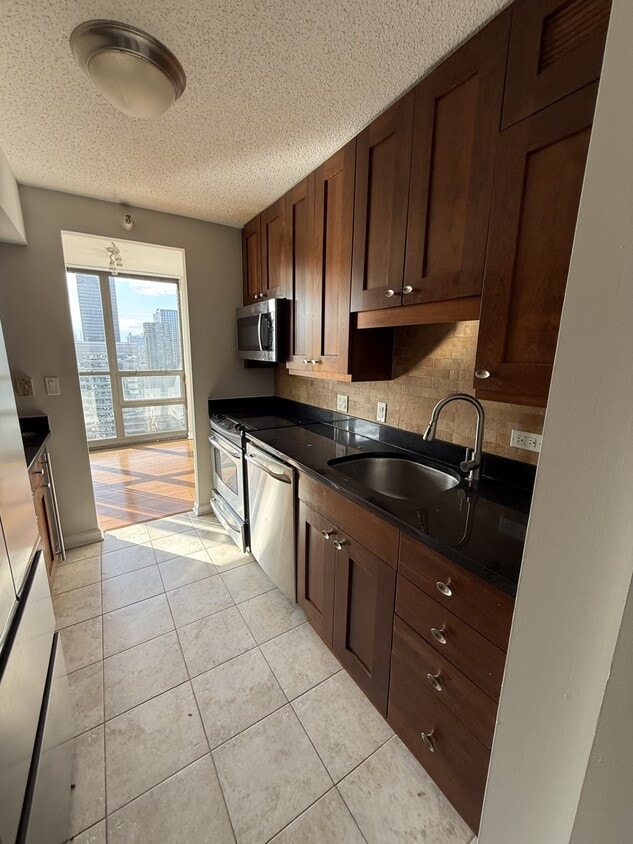 Primary Photo - 10 E Ontario St