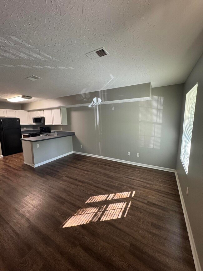 Building Photo - 210 Mousas Way