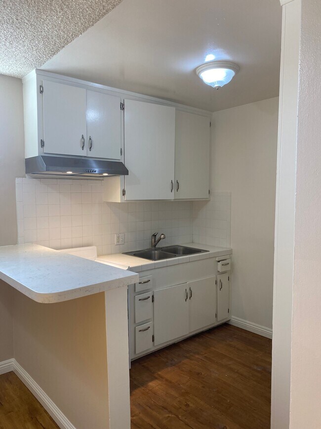 Foto del edificio - 3104 Montrose Ave