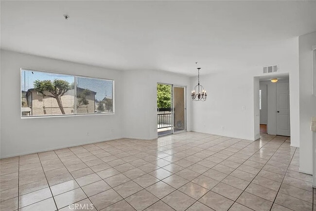 Foto del edificio - 9014 Burnet Ave