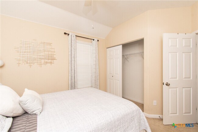 Building Photo - 421 Shadow Point