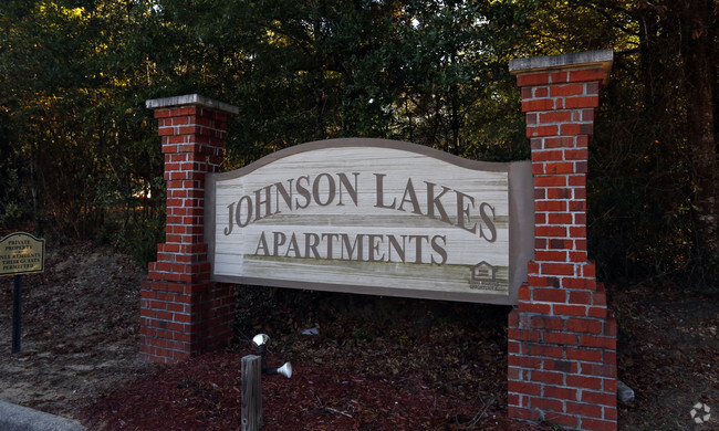 Foto del edificio - Johnson Lake Apartments