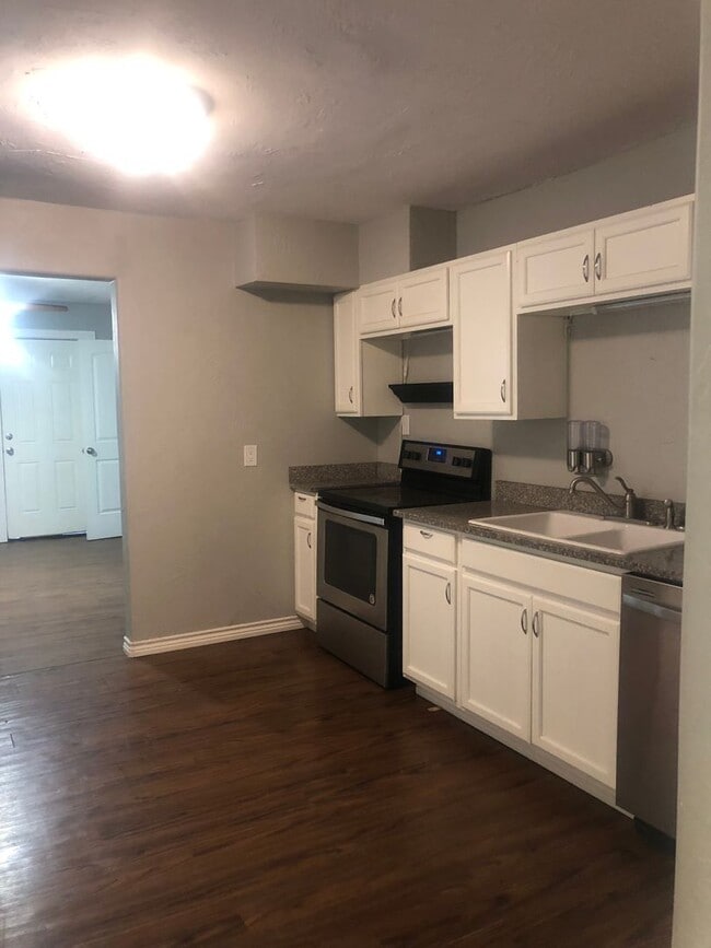 Building Photo - 3 Bedrooms 2 Bath 1 Car Garage, Central Heat and Air