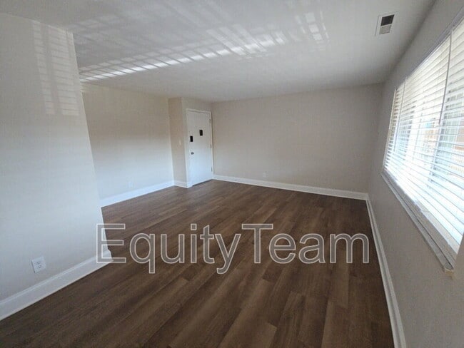 Building Photo - 204 N 10th St