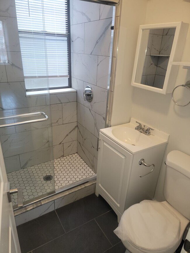 Building Photo - Beautiful; 2 Bed with in unit washer and d...