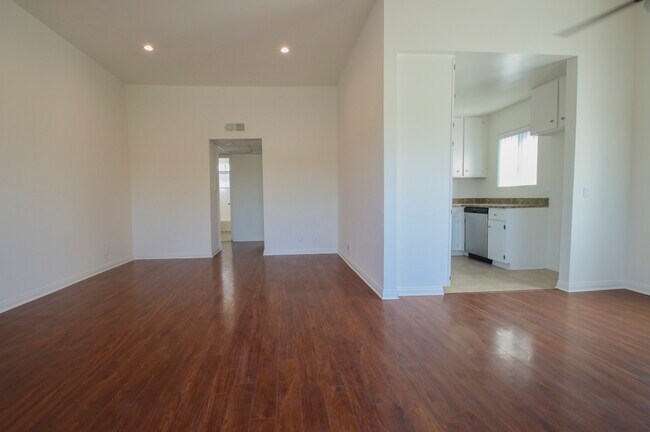 Building Photo - 135 N Beachwood Dr