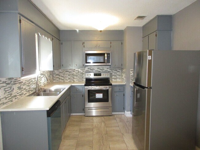 Building Photo - Renovated 3 Bedroom