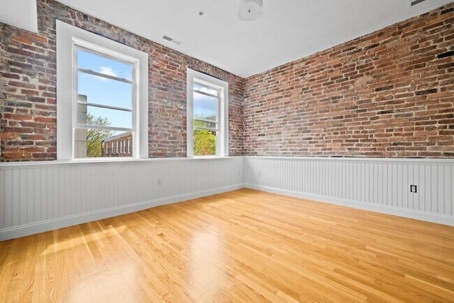 Building Photo - 172 Cottage St