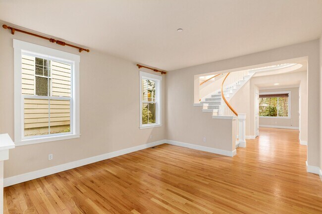 Building Photo - 3 Bedroom 2.5 Bath in Clyde Hill