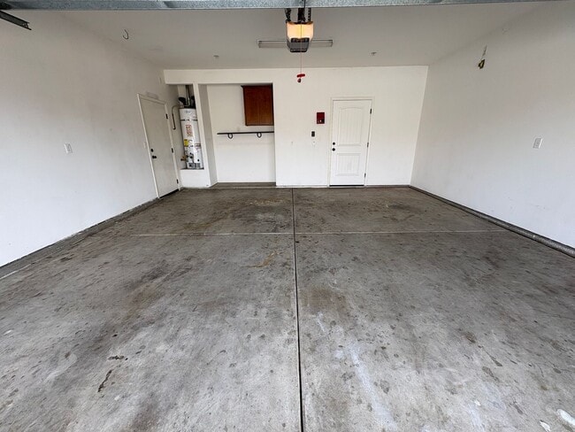 Building Photo - NE Visalia home Available Now!