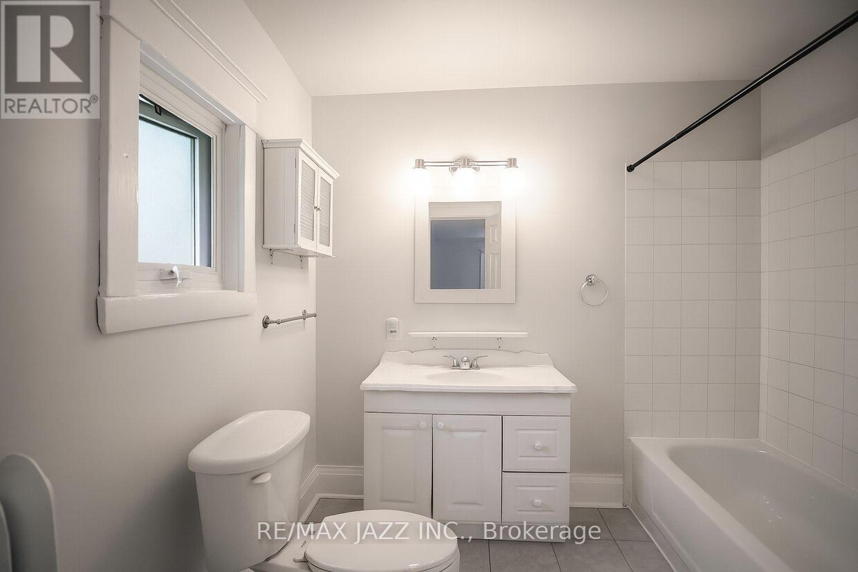 Building Photo - 118 Eastwood Rd