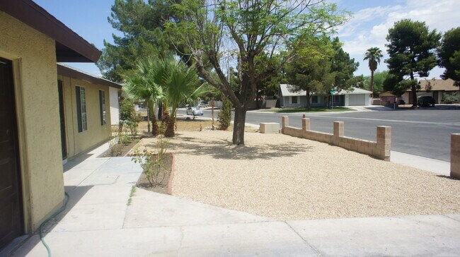 Building Photo - Charming 3Bed/2Bath/2Car residence with gated pool located in E. Las Vegas