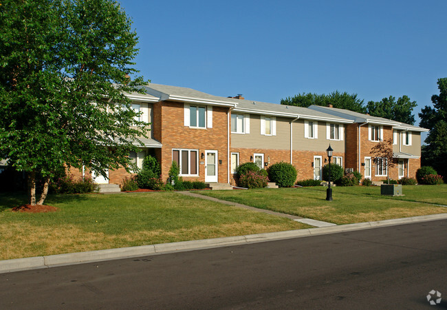 Foto del edificio - North Maplewood Townhomes