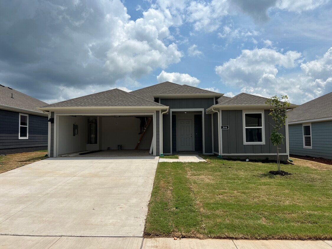 Foto principal - 306 NW Pinwheel St