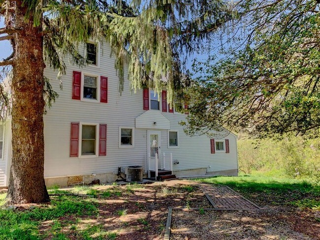 Building Photo - Large 4-bed 2-bath house on a large lot!