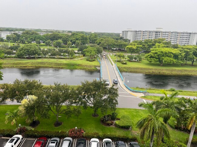 Foto del edificio - 3300 N Palm Aire Dr