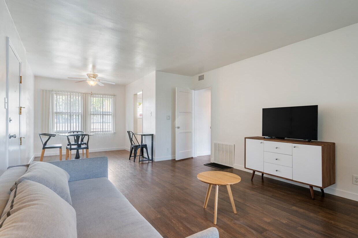 Foto principal - 5841.5 W 88th St