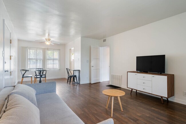 Foto del edificio - 8815 Belford Ave