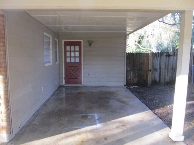Building Photo - 3 bdrm home in Casselberry for rent and gr...