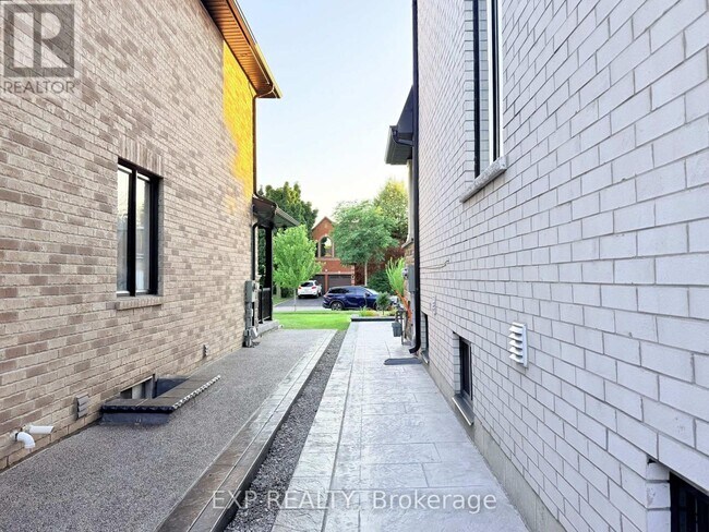 Photo du bâtiment - 1606 Sandhurst Crescent