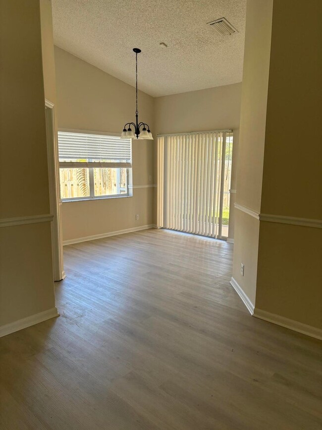 Building Photo - 10749 Cypress Lake Ter