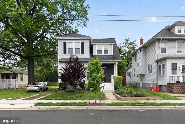 Building Photo - 12 E Albertson Ave