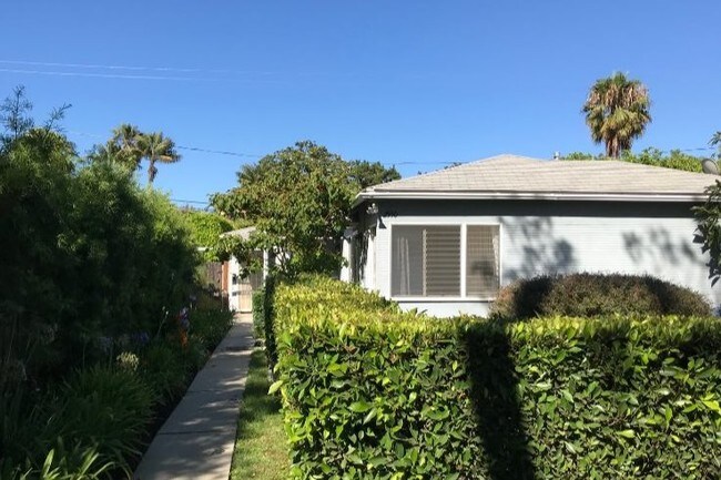 Jardín delantero - 2550 Greenfield Ave