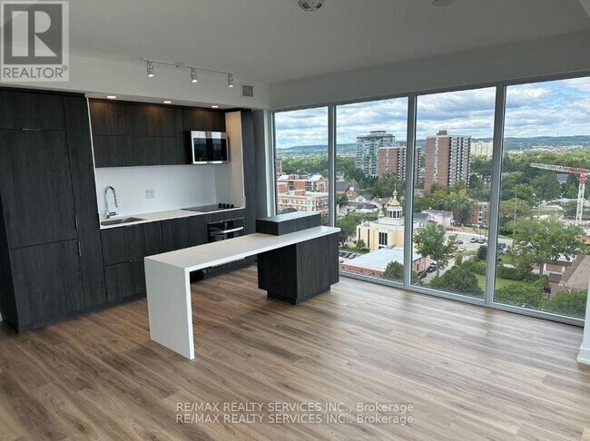 Building Photo - 370 Martha St