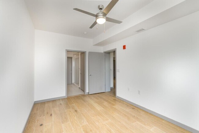 Building Photo - 2 Bed, 2 Bath Condo with Lots of Amenities